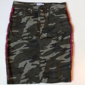 Size 4 camouflage Sofia Vergara Margarita pencil skirt with red silver stripes